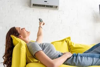 Klimaanlage_Frau_Couch