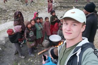 Selfie Noah Schwarz mit Kindern in Nepal