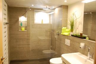 Kleines Badezimmer mit viel Stauraum.