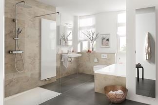 Tageslicht-helles Badezimmer mit Wandverkleidung RenoDeco von HSK 
