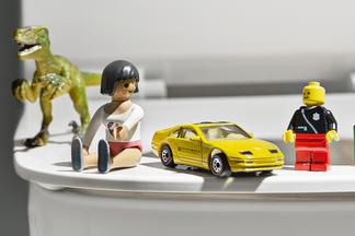 Spielzeug auf Toilettenrand