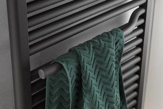 Graphit-schwarzer HSK Designheizkörper mit dunkel-grünem Handtuch