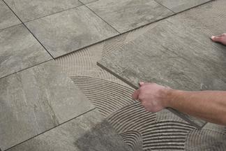 Outdoorfliesen auf Zementstrich