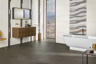 Badezimmer mit Highlights aus marmorierten Fliesen