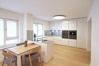 Wohnküche mit Kücheninsel und Esstisch