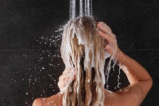 Haare waschende Frau