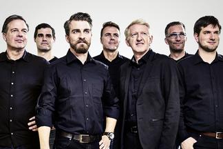 Energie-Experten in schwarz