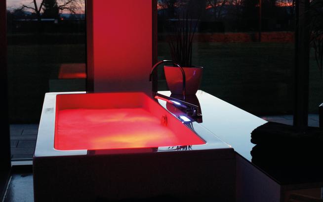 Whirlwanne mit Lichteffekt in Rot