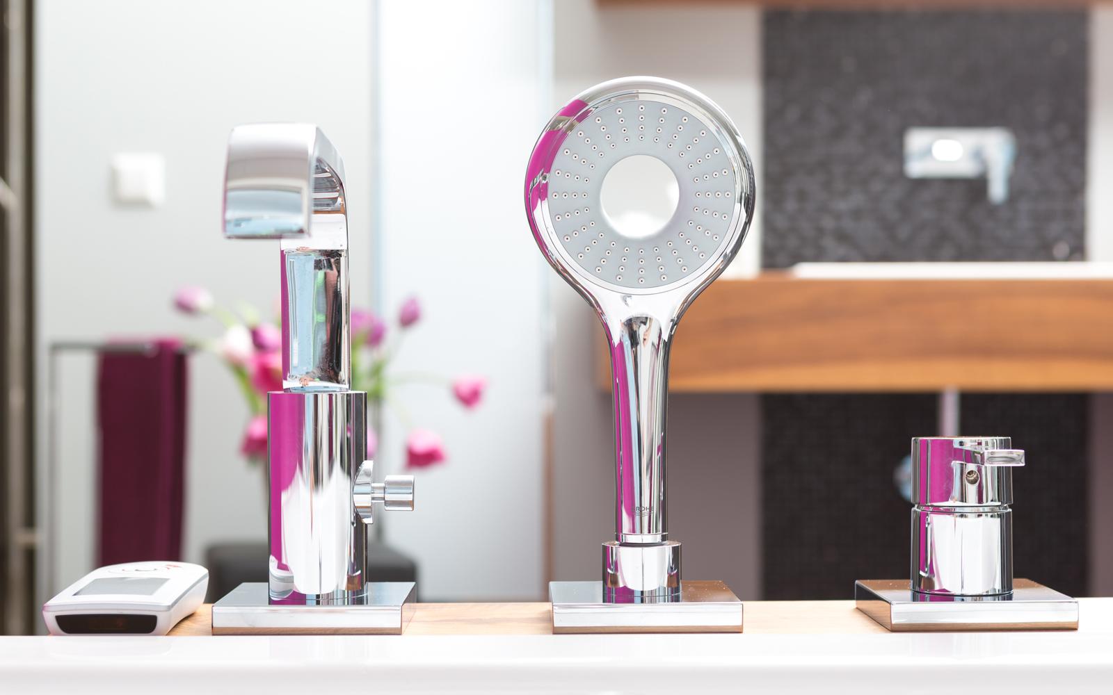 Armaturelemente einer Badewanne in einer Linie angeordnet.