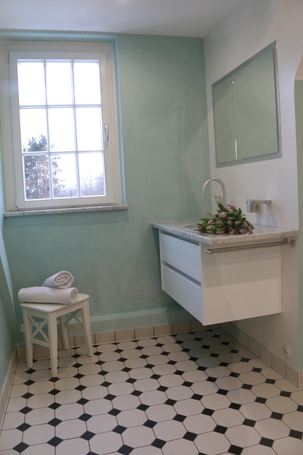 Referenz Bad Riehen - Waschtisch, Spiegel