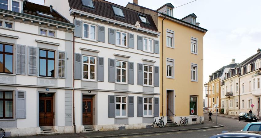 Straßenansicht eines Stadthauses in Basel