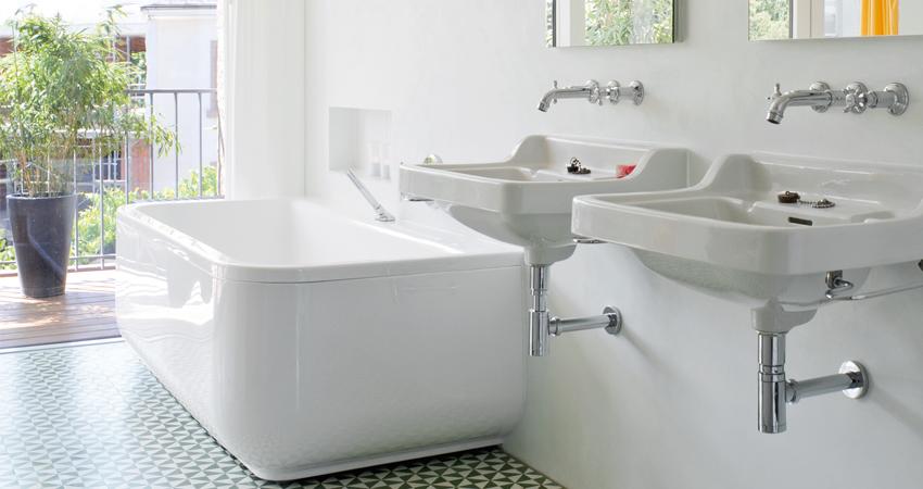 Badezimmer in Stadthaus mit Terasse.