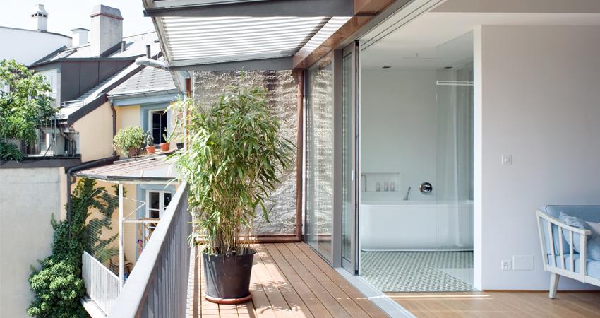 Terasse des Lofts eines Stadthauses.