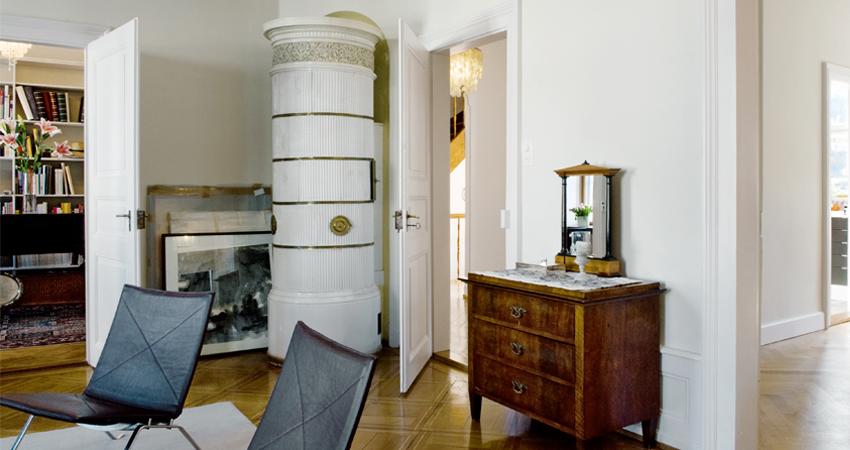 Blick ins Wohnzimmer eines sanierten Stadthauses mit Cheminéeofen.