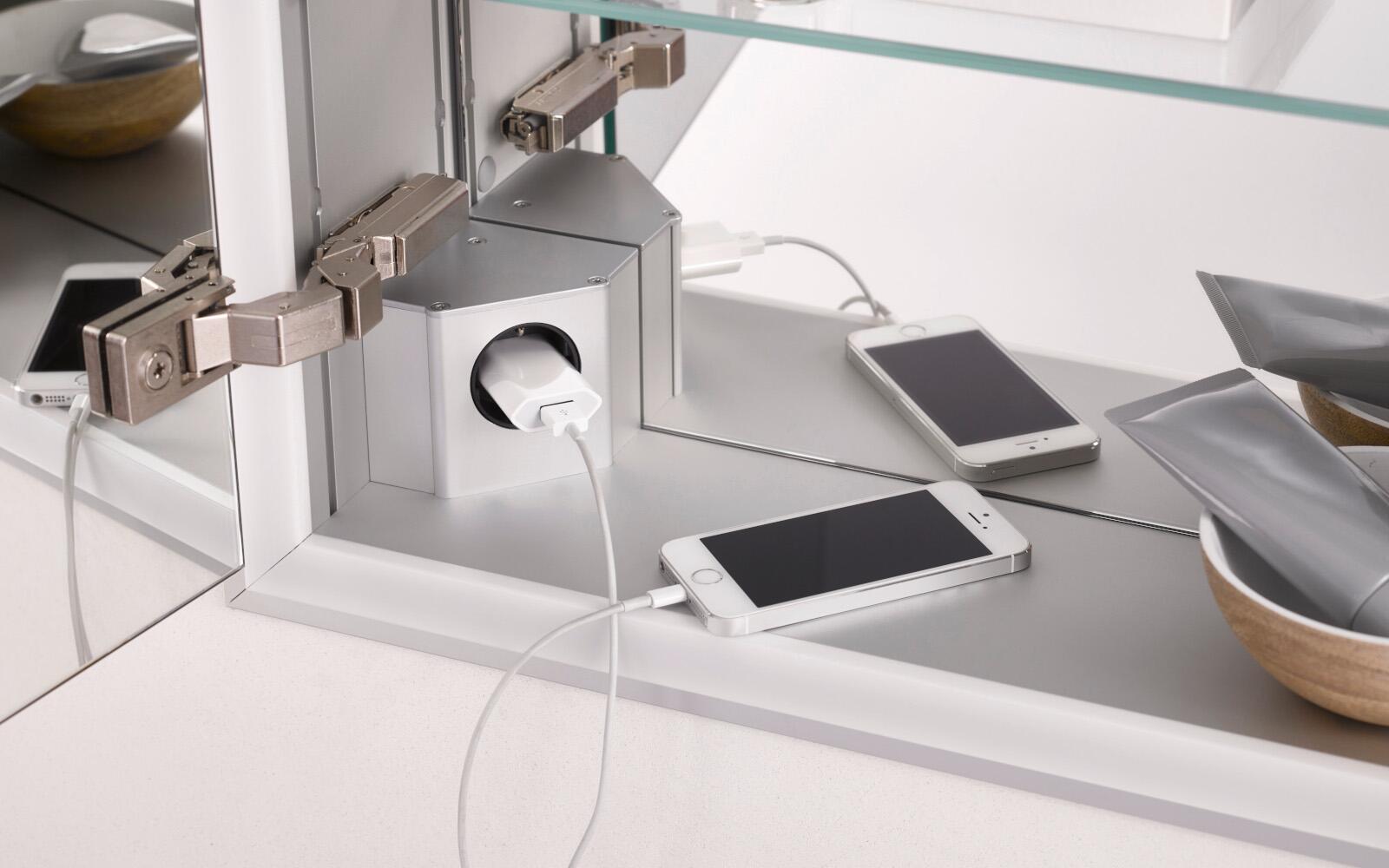 Emco Prime Lichtspiegelschrank Steckdose