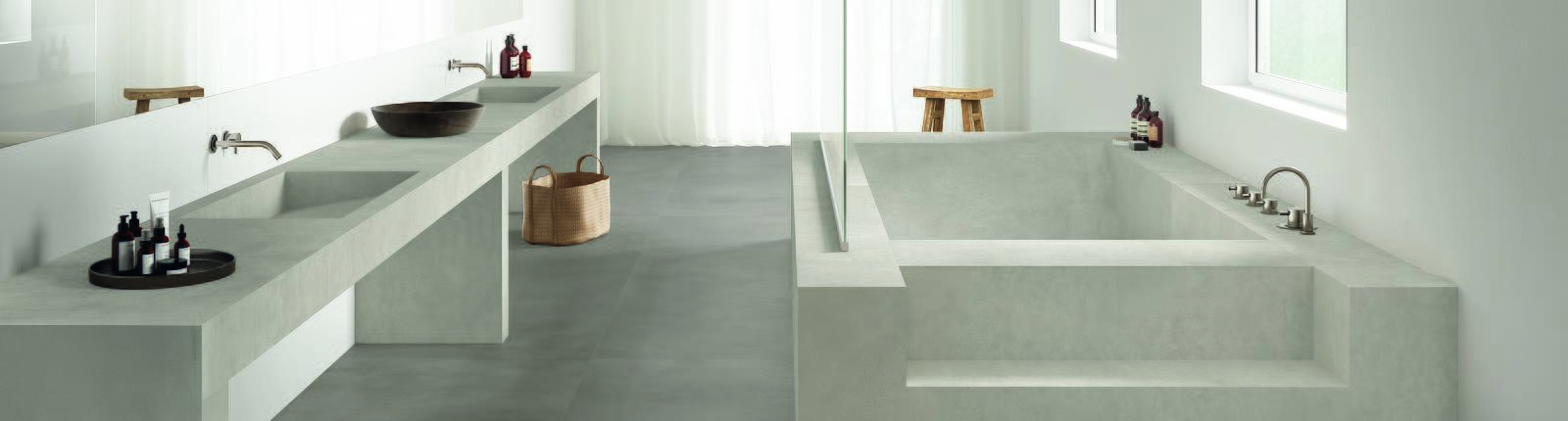 Badezimmer mit großen Fliesen von Marazzi