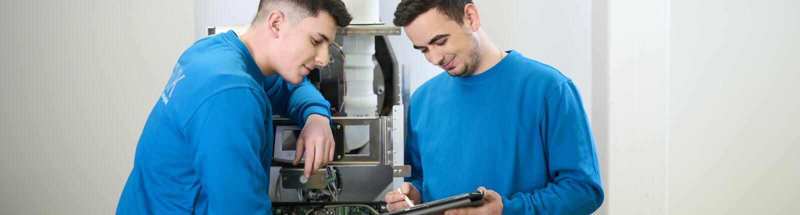 Zwei junge Anlagenmechaniker vor SolvisMax