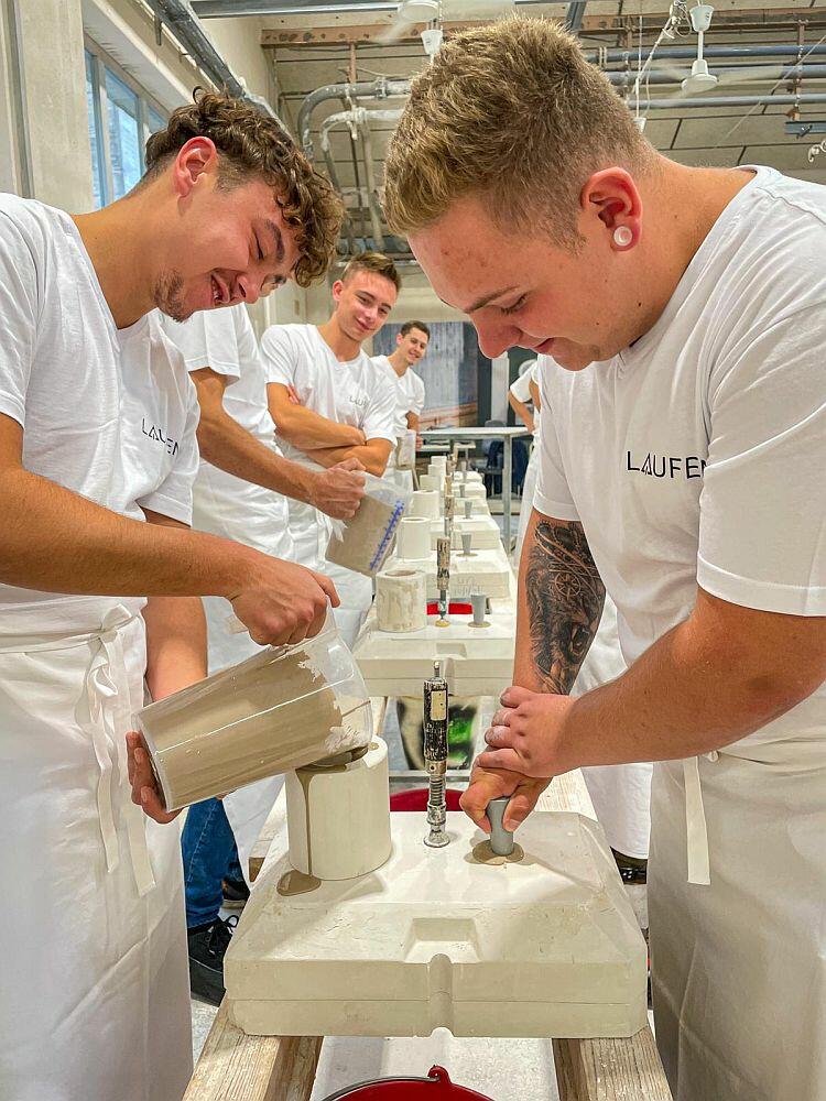 2 Azubis beim Hersteller LAUFEN